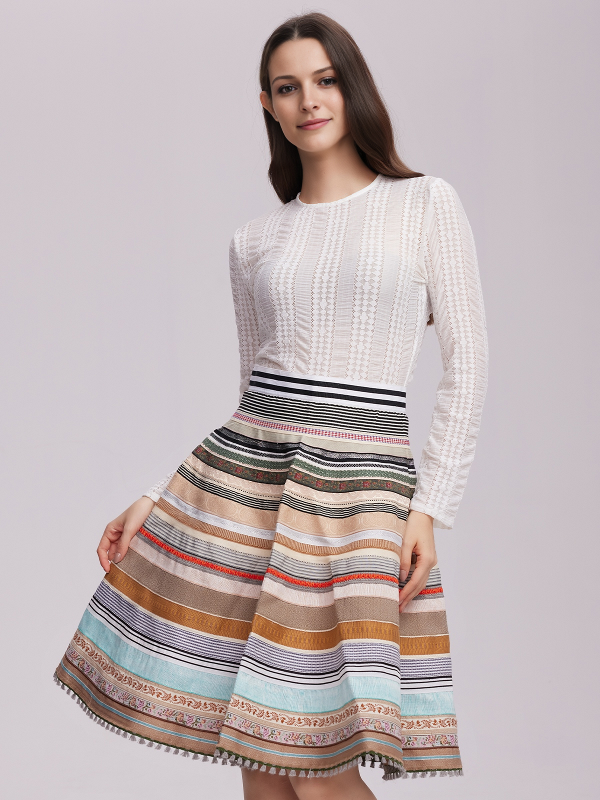 Weißes Dirndl mit gelbem Rock