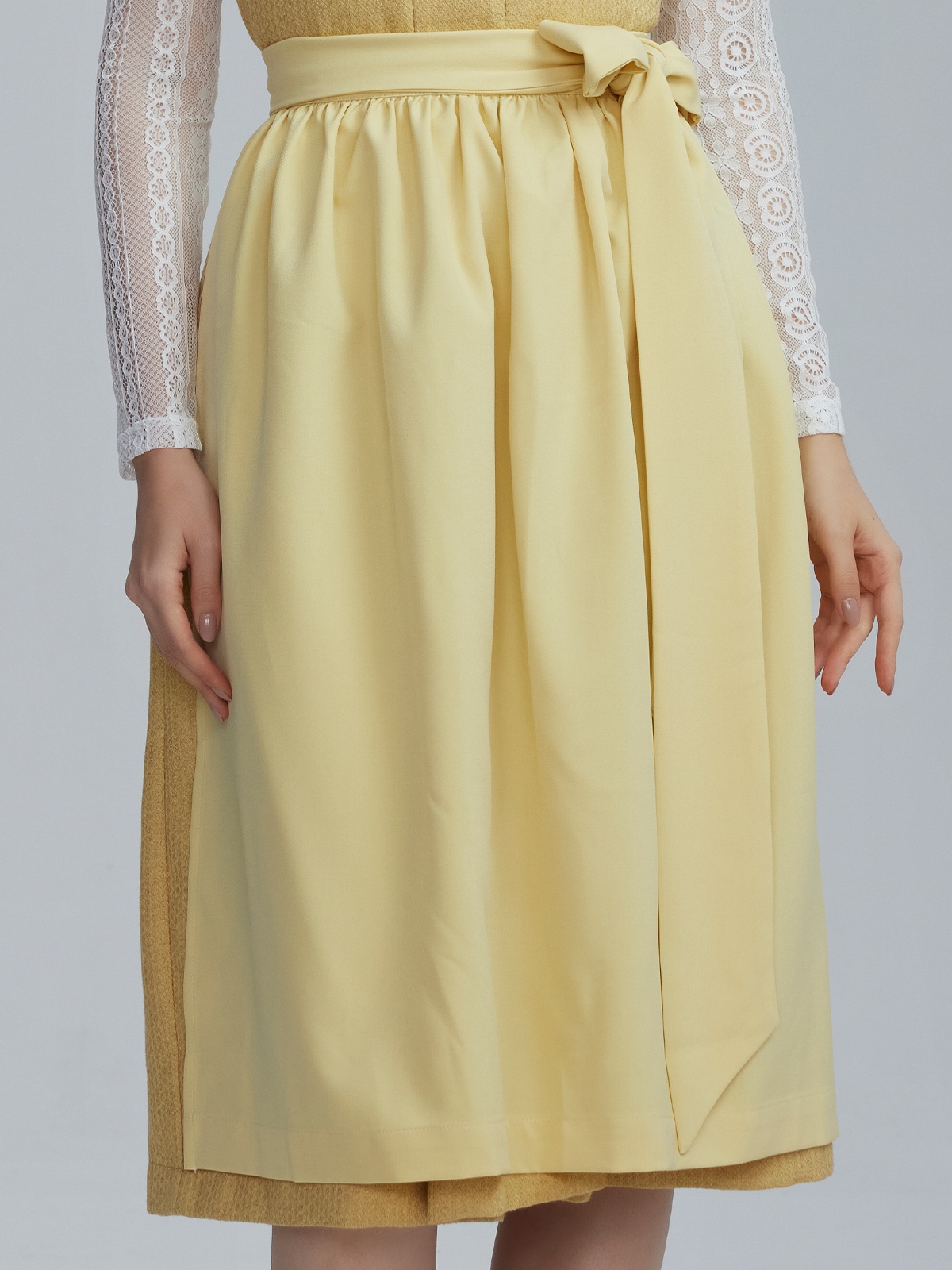 Modernes Dirndl mit Herzausschnitt in Gelb