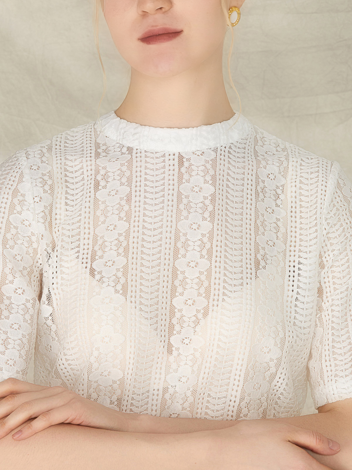 Elegantes schwarzes Dirndl mit weißer Bluse