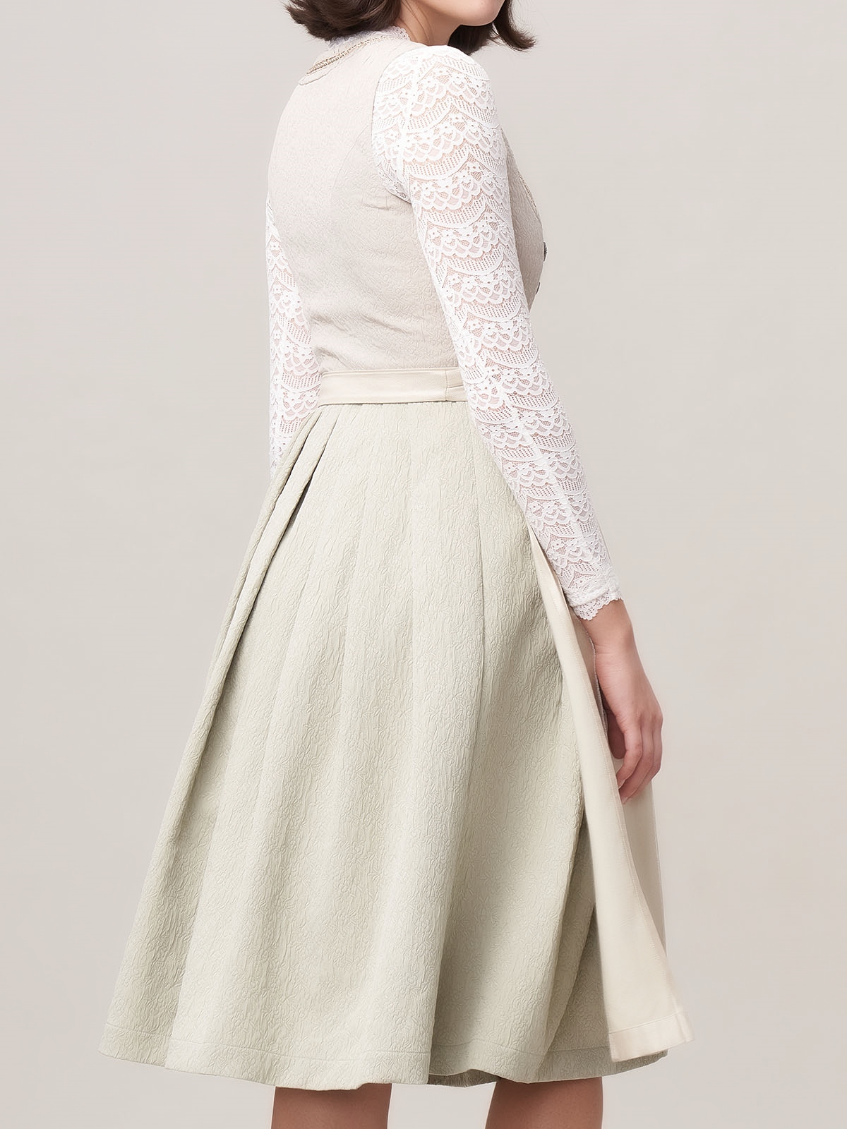 Modernes pinkes Dirndl mit floralen Akzenten