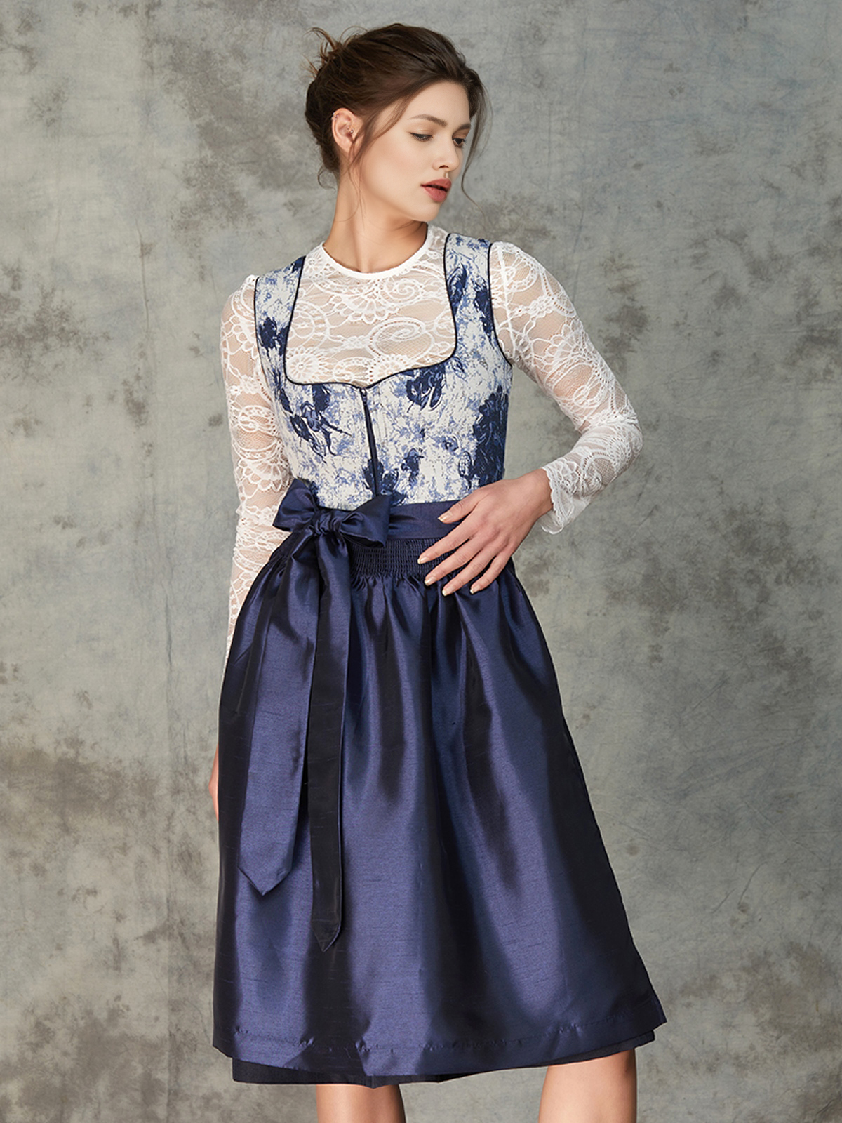 Dirndl in Blau und Beige