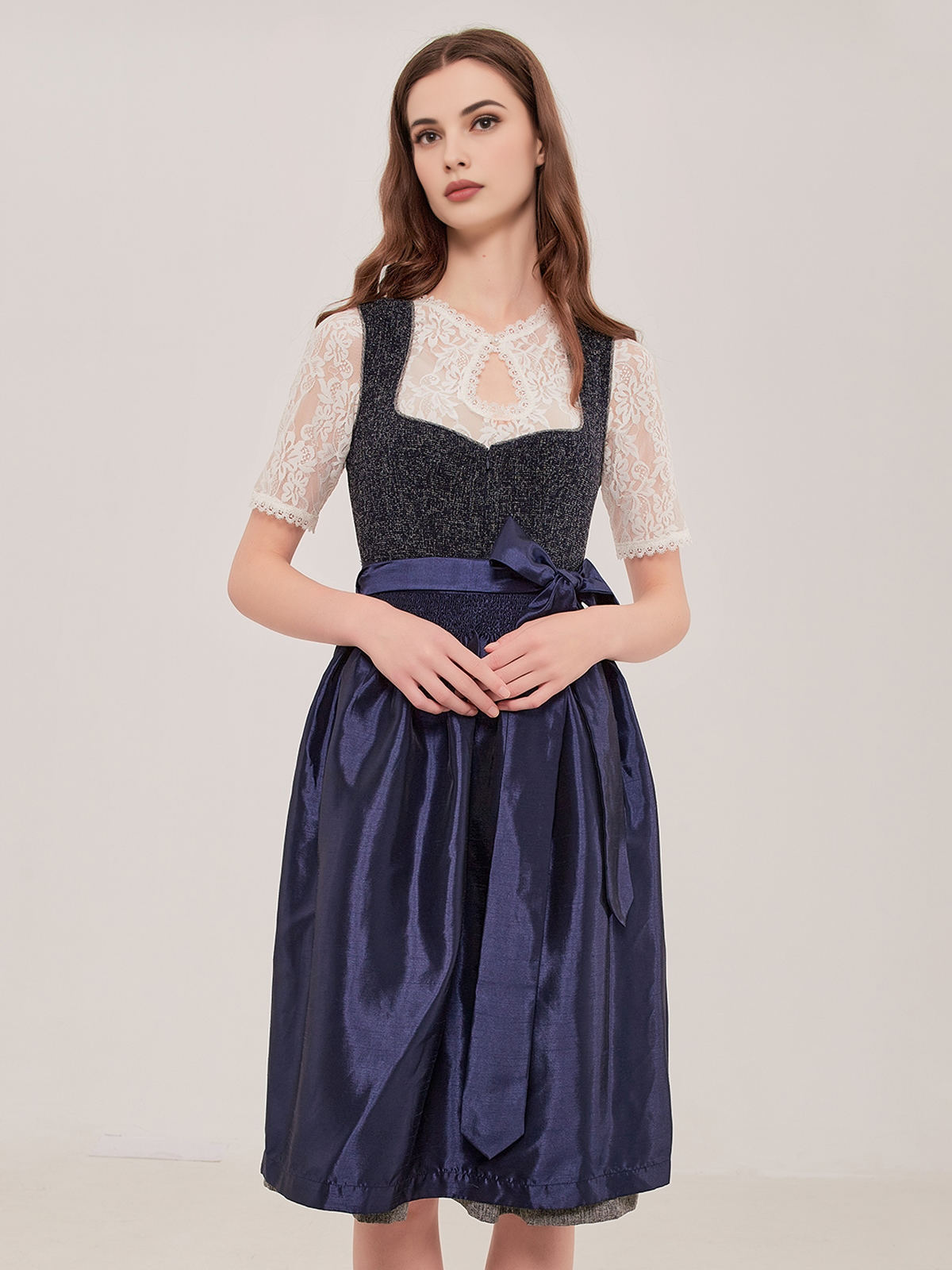Dirndl in Blau mit weißer Bluse