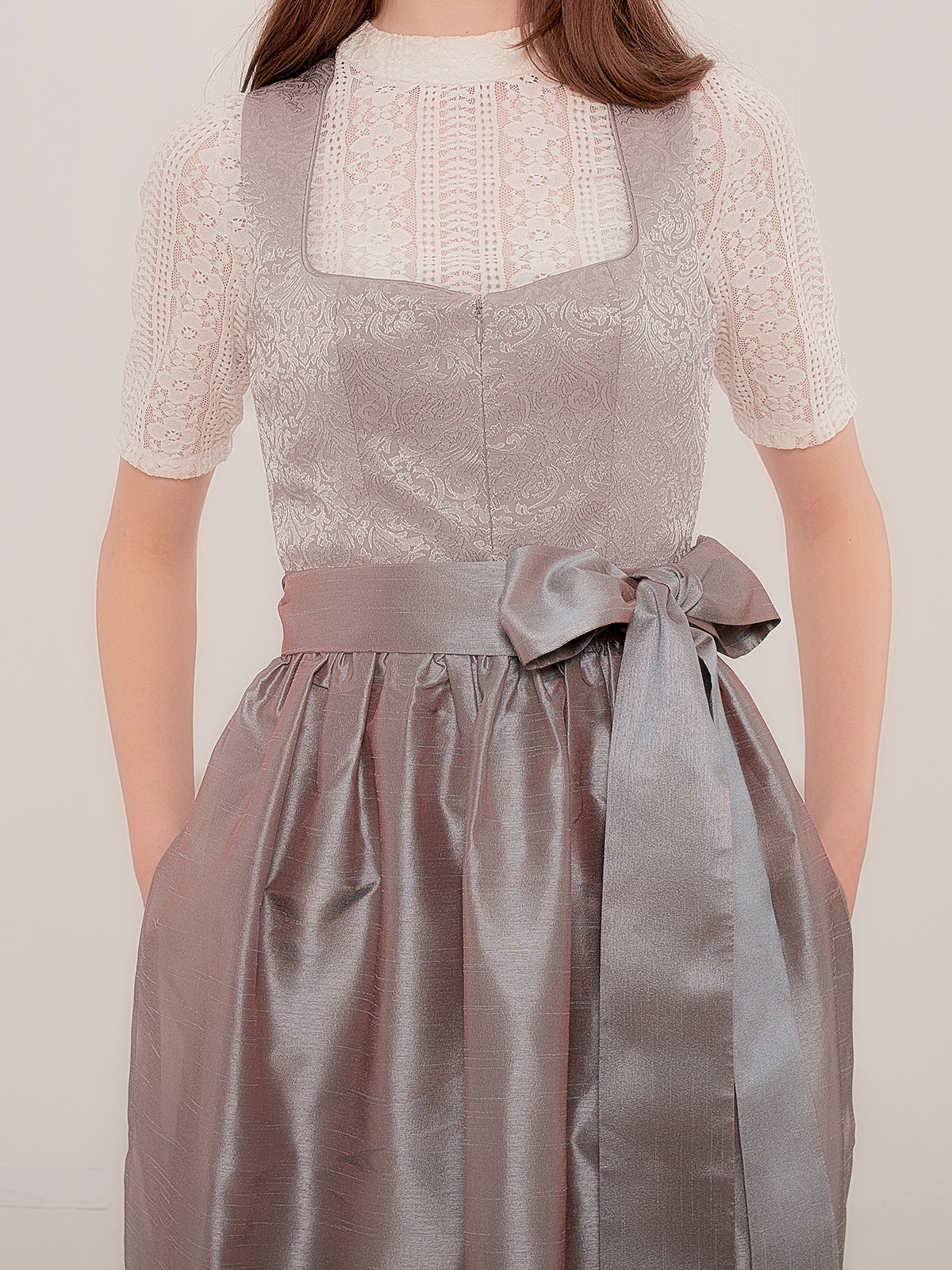 Dunkelgrünes Samt-Dirndl mit eleganter Schürze