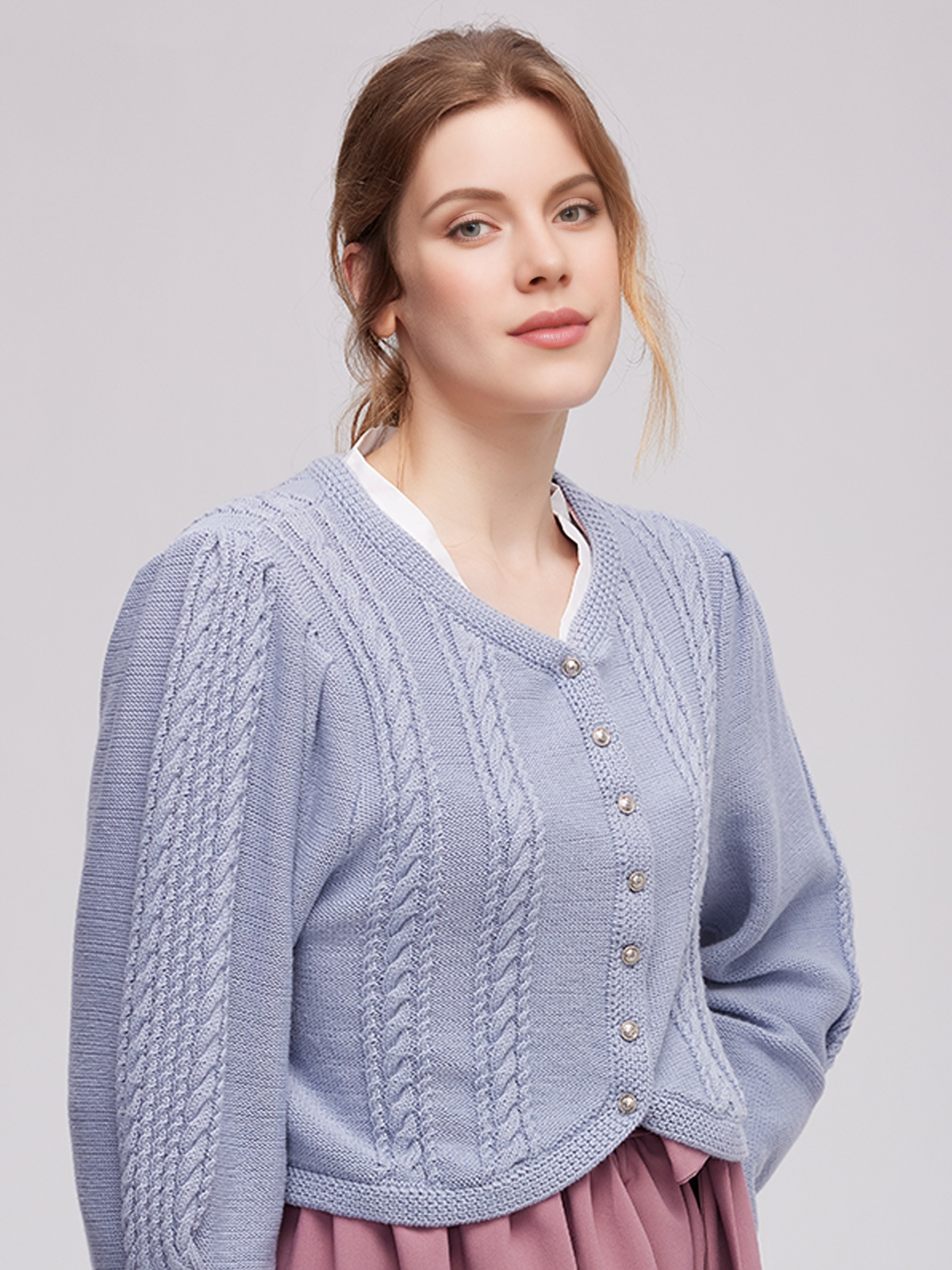 Traditionelles Dirndl in Blau mit floralen Details