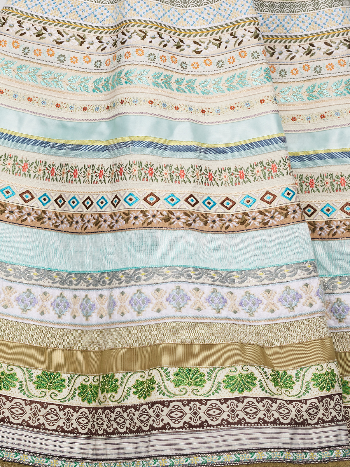 Modernes Dirndl in Grün mit weißer Bluse