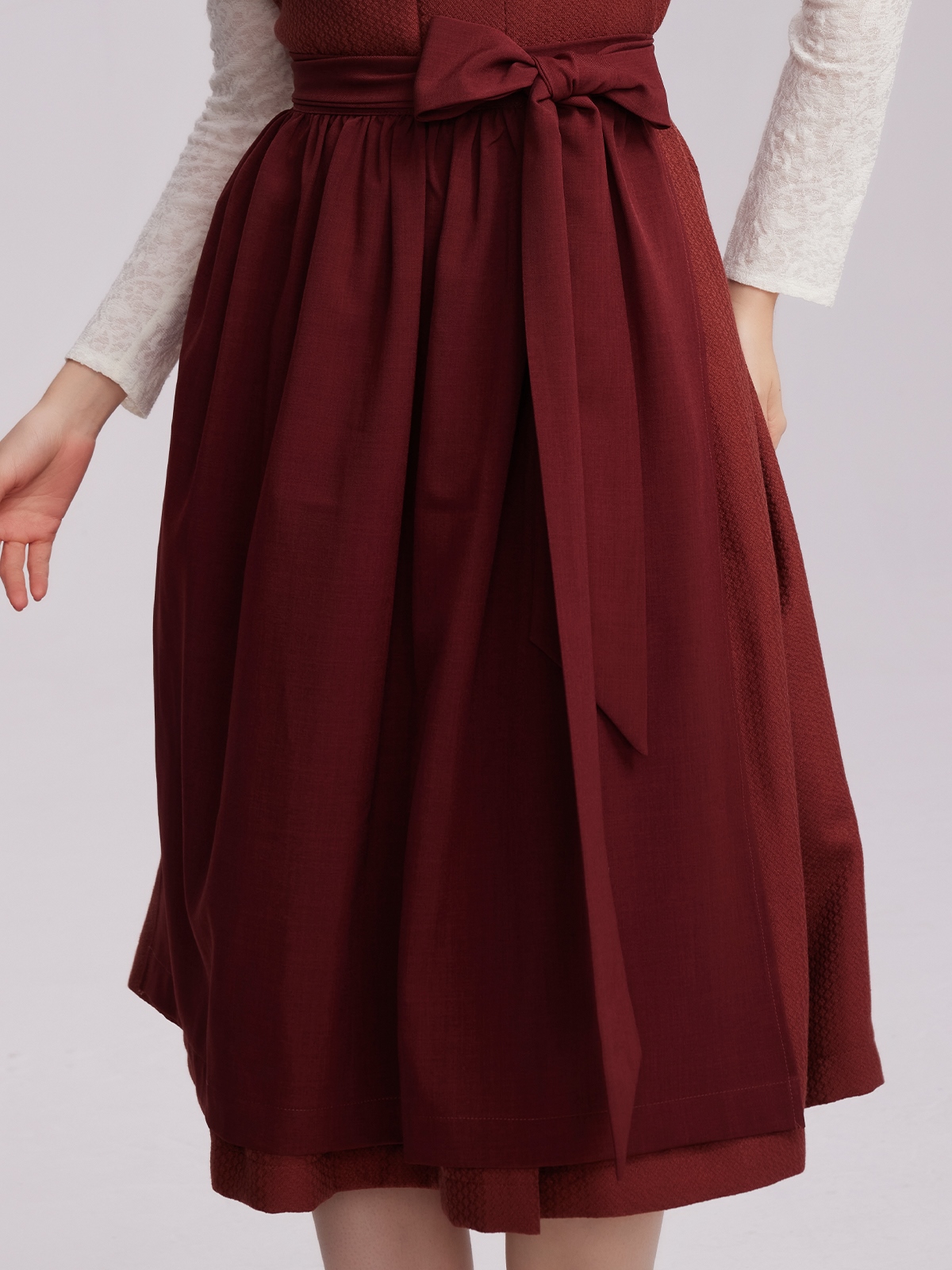 Modernes rotes Dirndl