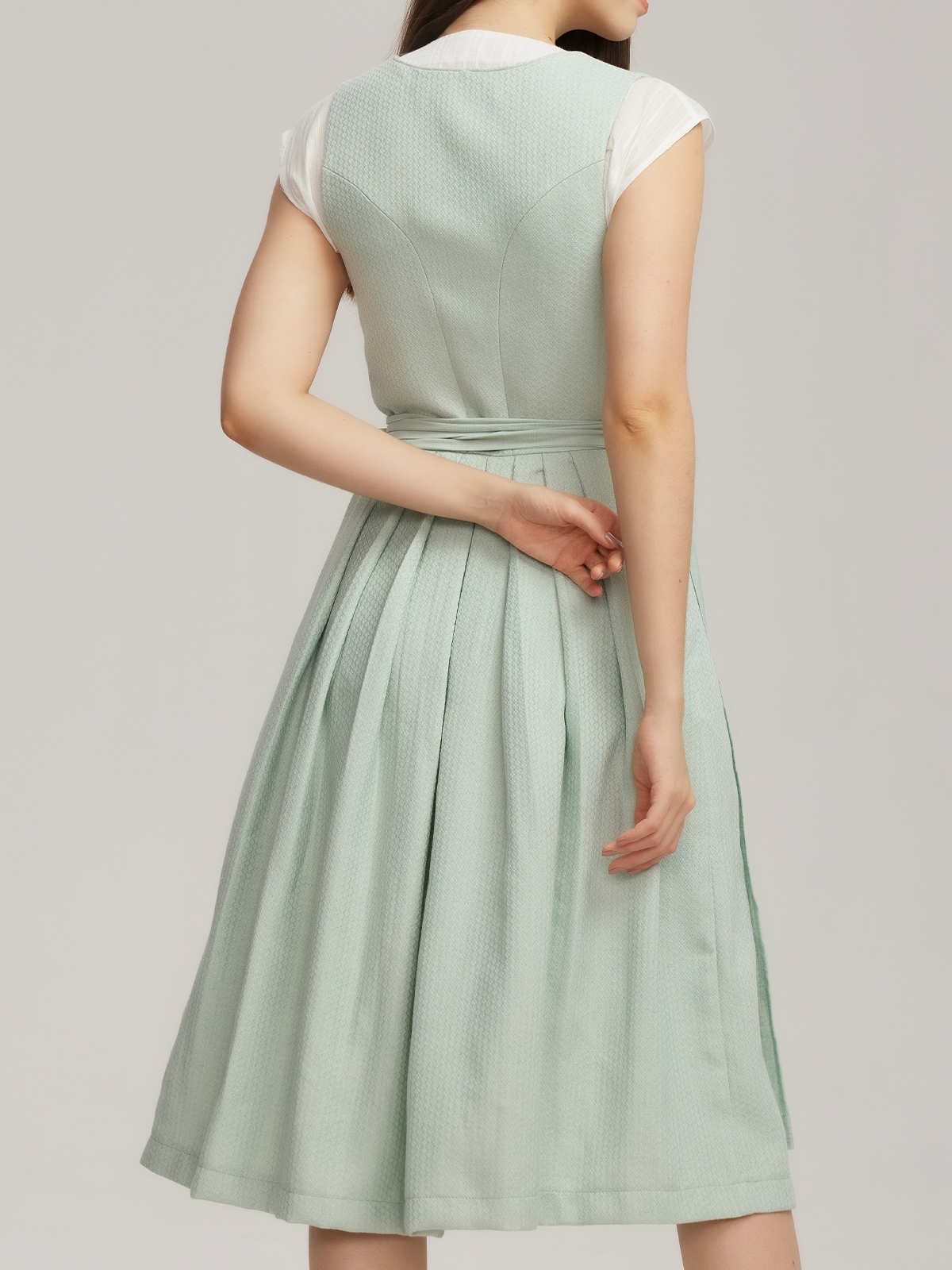 Olivgrünes Dirndl in natürlicher Umgebung